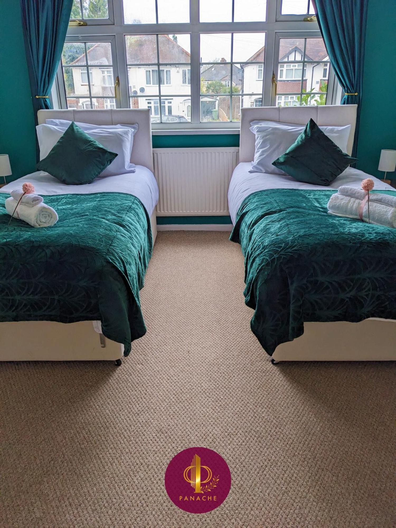 Contractors, Relocators, Free Parking, Wifi, Smart Tvs Apartment Marston Green Exterior photo